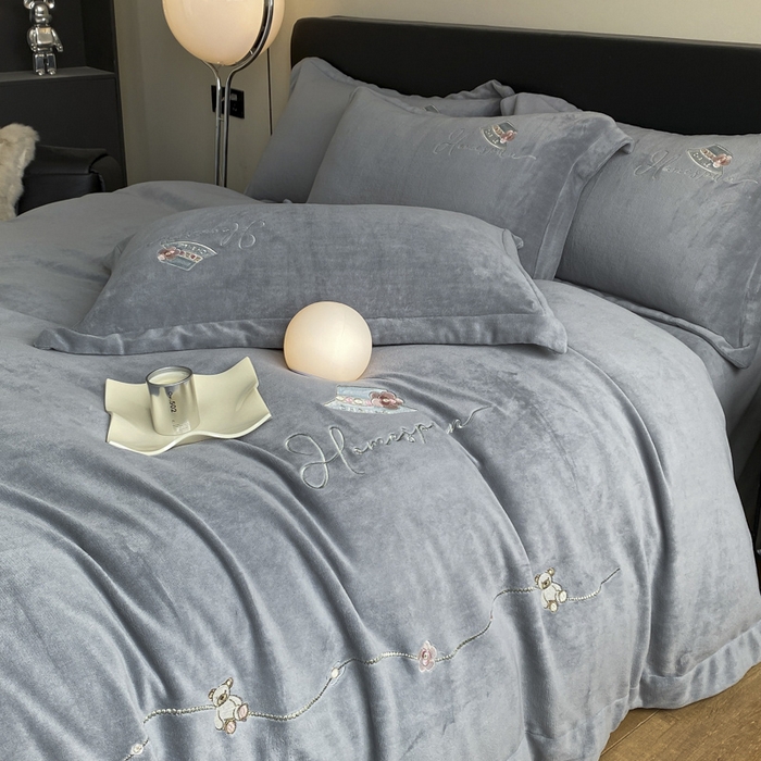 91家纺网 家纺一手货源 找家纺 绒世界 2025新款秋冬加厚公主日记牛奶绒四件套 高级灰