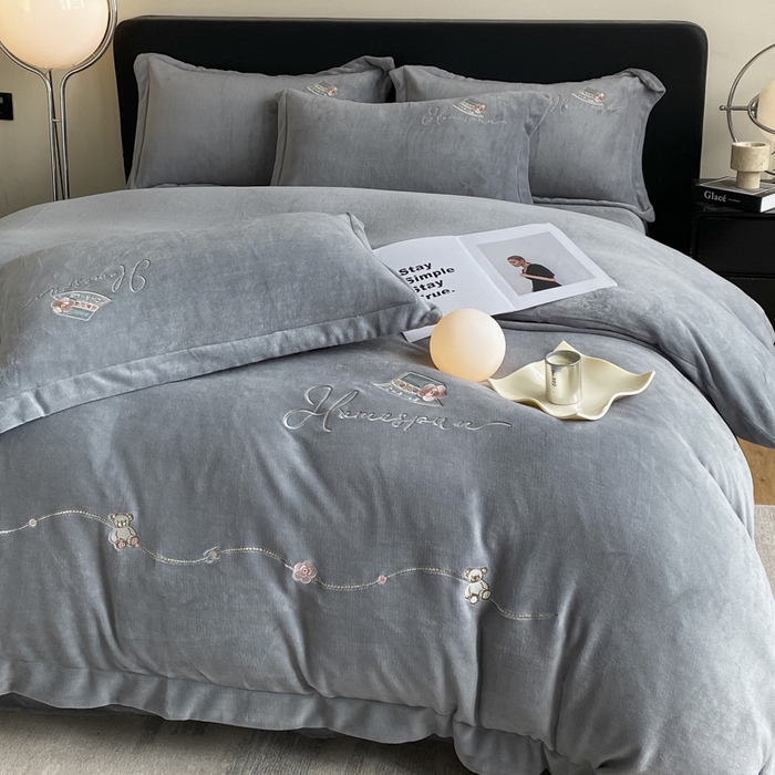 91家纺网 家纺一手货源 找家纺 绒世界 2025新款秋冬加厚公主日记牛奶绒四件套 高级灰