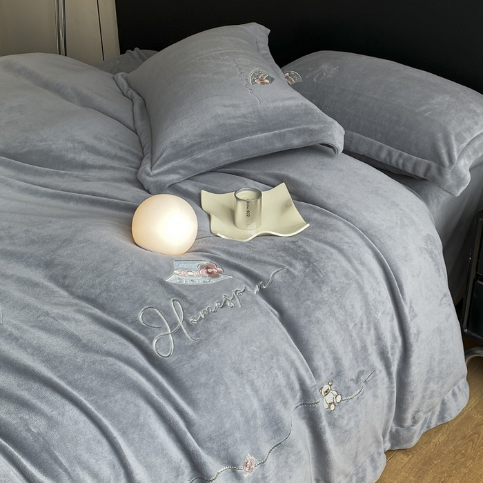 91家纺网 家纺一手货源 找家纺 绒世界 2025新款秋冬加厚公主日记牛奶绒四件套 高级灰