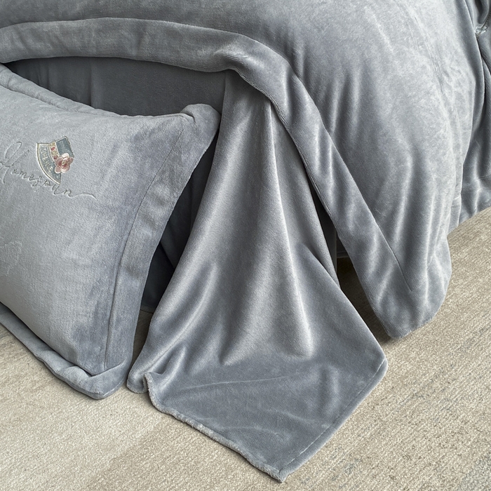 91家纺网 家纺一手货源 找家纺 绒世界 2025新款秋冬加厚公主日记牛奶绒四件套 高级灰