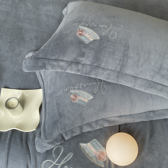 91家纺网 家纺一手货源 找家纺 绒世界 2025新款秋冬加厚公主日记牛奶绒四件套 高级灰