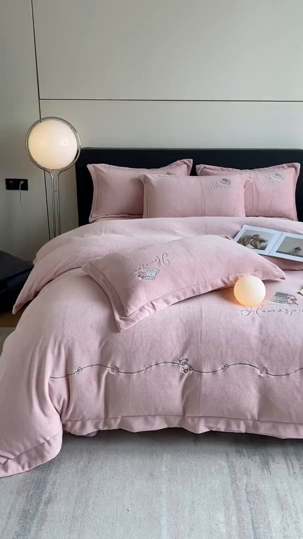 91家纺网 家纺一手货源 找家纺 绒世界 2025新款秋冬加厚公主日记牛奶绒四件套 珊瑚粉