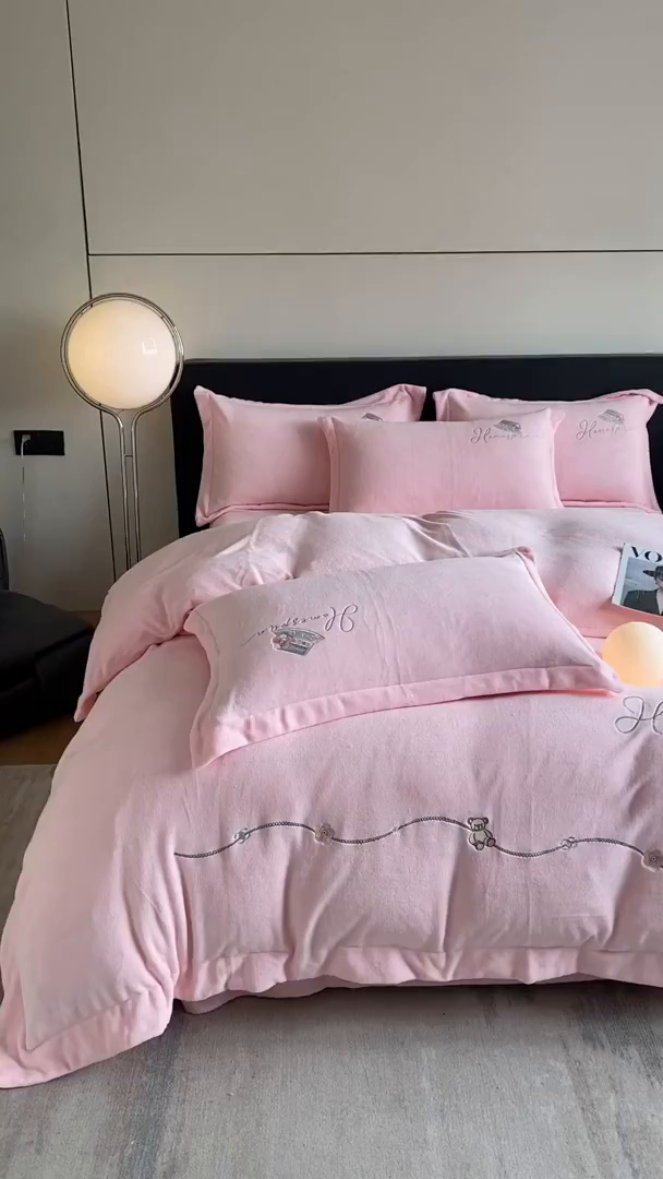 91家纺网 家纺一手货源 找家纺 绒世界 2025新款秋冬加厚公主日记牛奶绒四件套 藕荷粉