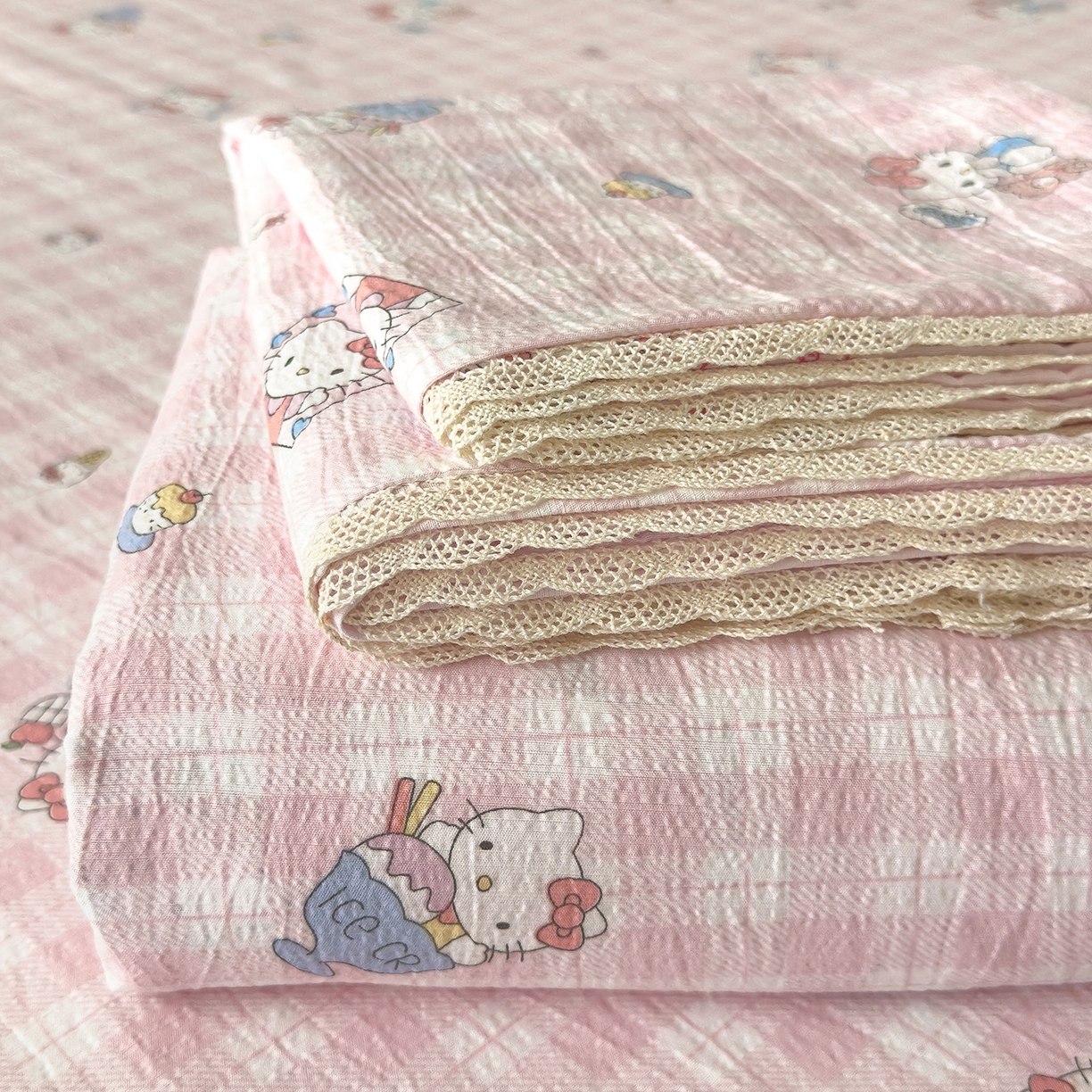 91家纺网 家纺一手货源 找家纺 （总）梦庭帛美 2025新款高克重110克云感提花皱皱纱正版三丽鸥床单