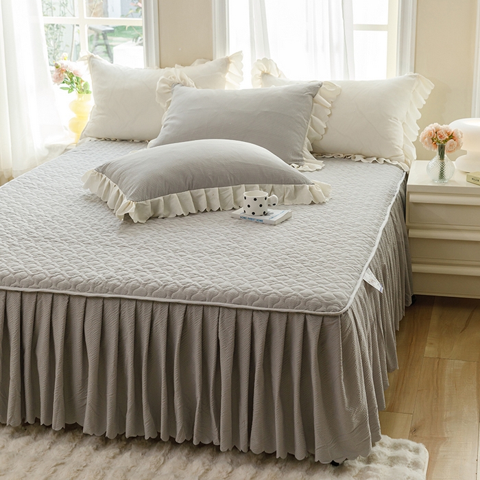 91家纺网 家纺一手货源 找家纺 绒世界 2025新款四季款夹棉泡泡纱床裙床笠被套四件套系列 浅灰