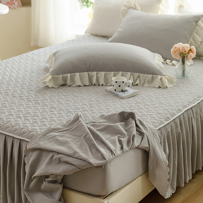 91家纺网 家纺一手货源 找家纺 绒世界 2025新款四季款夹棉泡泡纱床裙床笠被套四件套系列 浅灰