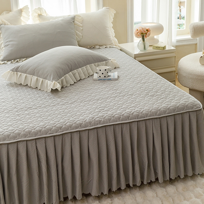 91家纺网 家纺一手货源 找家纺 绒世界 2025新款四季款夹棉泡泡纱床裙床笠被套四件套系列 浅灰