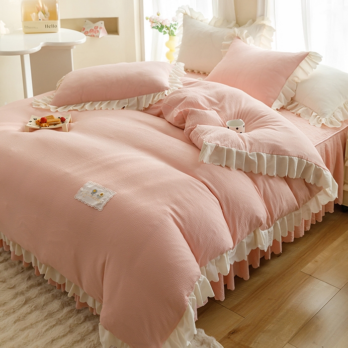 91家纺网 家纺一手货源 找家纺 绒世界 2025新款四季款夹棉泡泡纱床裙床笠被套四件套系列 玉色