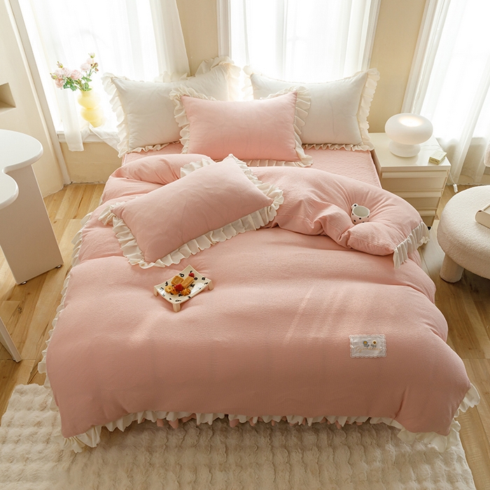 91家纺网 家纺一手货源 找家纺 绒世界 2025新款四季款夹棉泡泡纱床裙床笠被套四件套系列 玉色