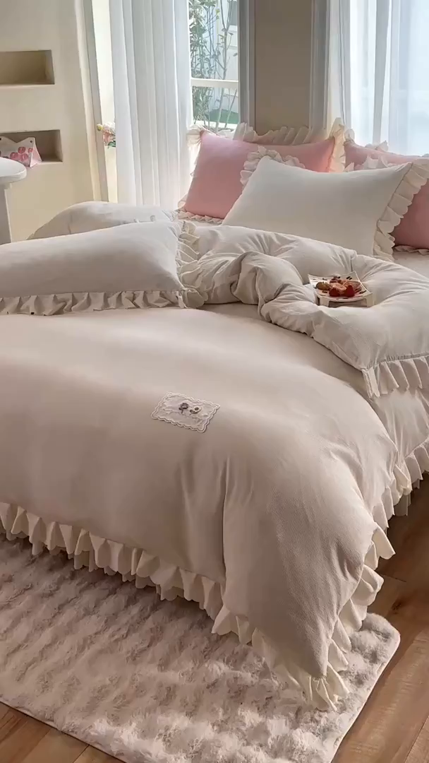 91家纺网 家纺一手货源 找家纺 绒世界 2025新款四季款夹棉泡泡纱床裙床笠被套四件套系列 米白