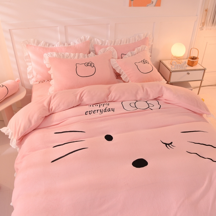 91家纺网 家纺一手货源 找家纺 丝印良品 2025新款高端牛奶绒卡通刺绣牛奶绒四件套 美美猫-粉