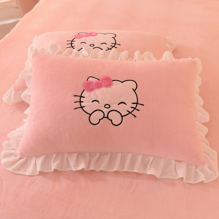 91家纺网 家纺一手货源 找家纺 丝印良品 2025新款高端牛奶绒卡通刺绣牛奶绒四件套 可爱猫-粉