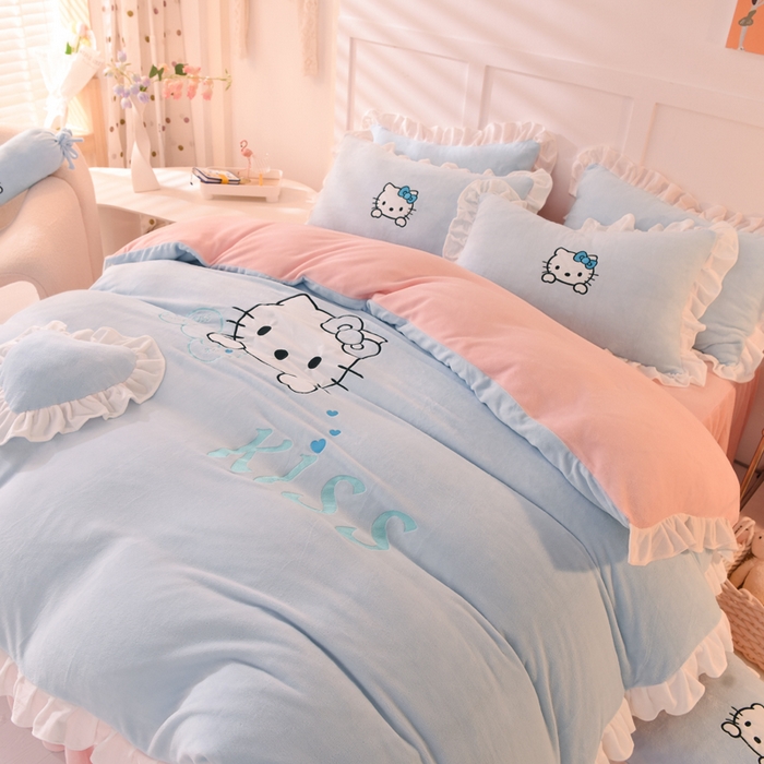 91家纺网 家纺一手货源 找家纺 丝印良品 2025新款高端牛奶绒卡通刺绣牛奶绒四件套 kiss猫-蓝粉