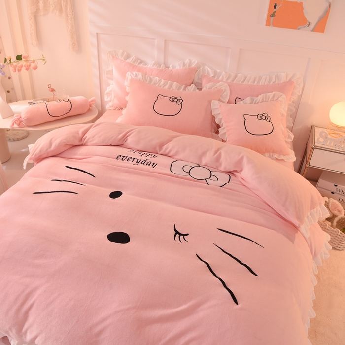 91家纺网 家纺一手货源 找家纺 丝印良品 2025新款高端牛奶绒卡通刺绣牛奶绒四件套 美美猫-粉