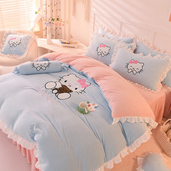 91家纺网 家纺一手货源 找家纺 丝印良品 2025新款高端牛奶绒卡通刺绣牛奶绒四件套 可爱猫-蓝粉