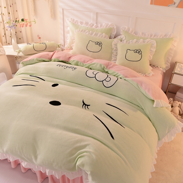 91家纺网 家纺一手货源 找家纺 丝印良品 2025新款高端牛奶绒卡通刺绣牛奶绒四件套 美美猫-抹茶拼粉