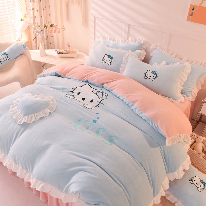 91家纺网 家纺一手货源 找家纺 丝印良品 2025新款高端牛奶绒卡通刺绣牛奶绒四件套 kiss猫-蓝粉