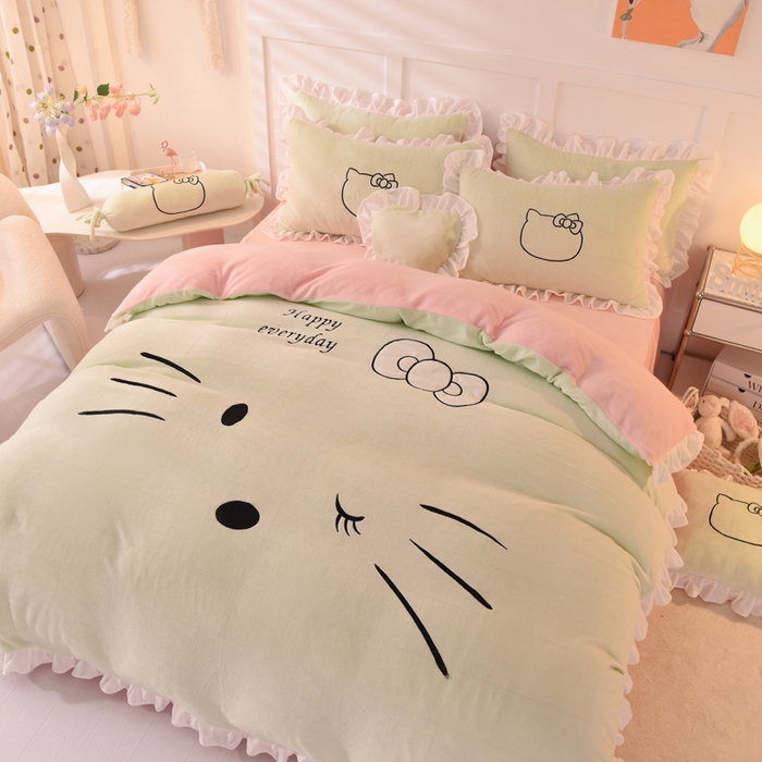 91家纺网 家纺一手货源 找家纺 丝印良品 2025新款高端牛奶绒卡通刺绣牛奶绒四件套 美美猫-抹茶拼粉