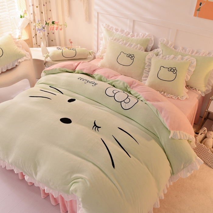 91家纺网 家纺一手货源 找家纺 丝印良品 2025新款高端牛奶绒卡通刺绣牛奶绒四件套 美美猫-抹茶拼粉