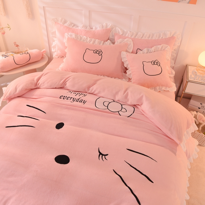 91家纺网 家纺一手货源 找家纺 丝印良品 2025新款高端牛奶绒卡通刺绣牛奶绒四件套 美美猫-粉