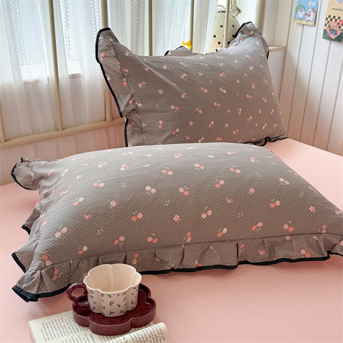 91家纺网 家纺一手货源 找家纺 森璐家纺 2025新款云感皱皱双层纱黑色包边四件套 黑边-春樱