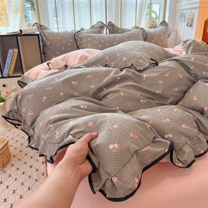 91家纺网 家纺一手货源 找家纺 森璐家纺 2025新款云感皱皱双层纱黑色包边四件套 黑边-春樱