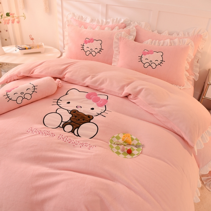 91家纺网 家纺一手货源 找家纺 丝印良品 2025新款高端牛奶绒卡通刺绣牛奶绒四件套 可爱猫-粉