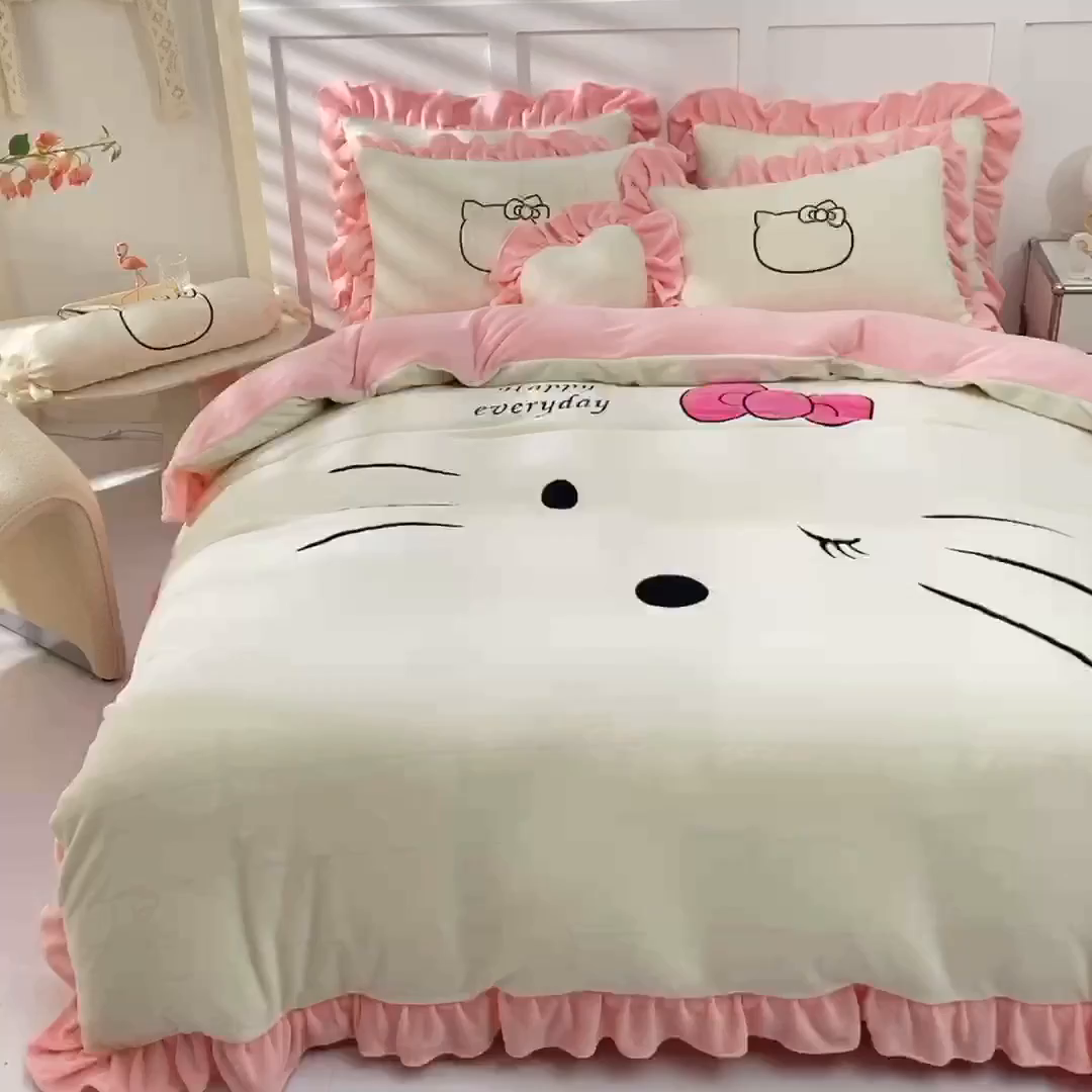 91家纺网 家纺一手货源 找家纺 丝印良品 2025新款高端牛奶绒卡通刺绣牛奶绒四件套 美美猫-芝士粉
