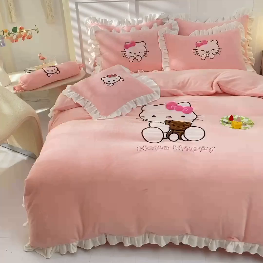 91家纺网 家纺一手货源 找家纺 丝印良品 2025新款高端牛奶绒卡通刺绣牛奶绒四件套 可爱猫-粉