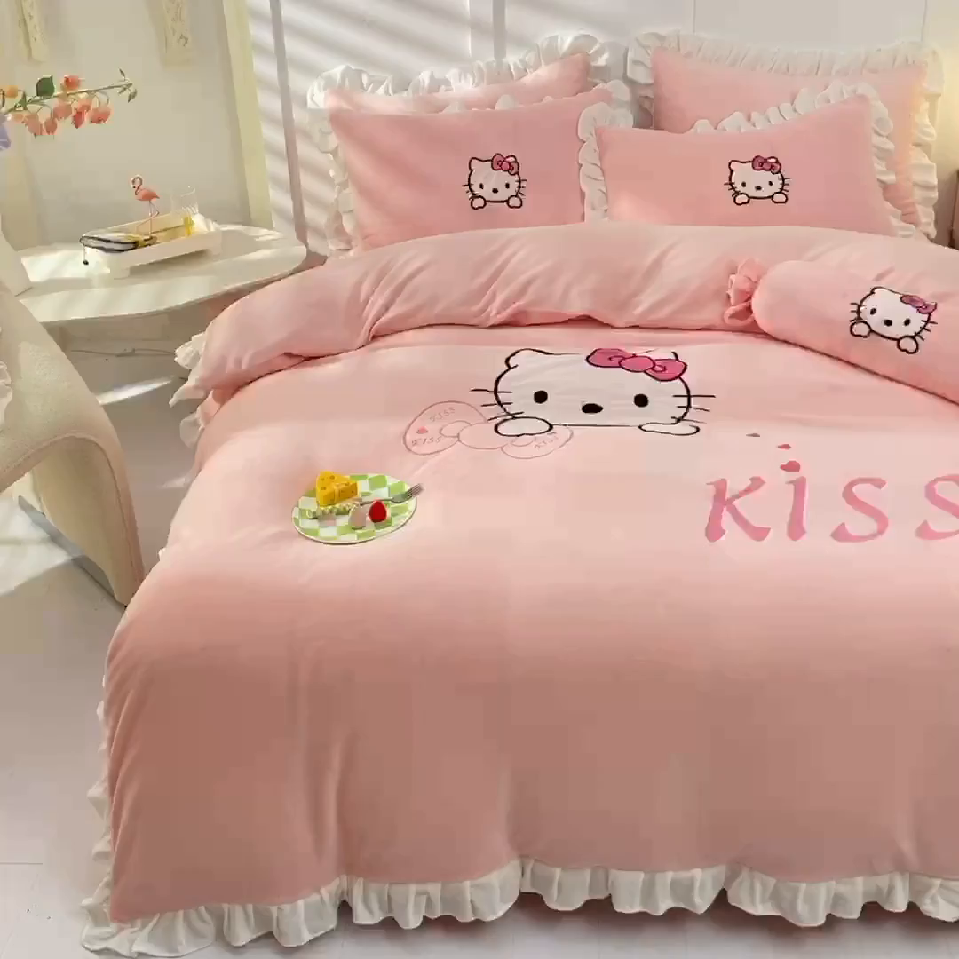 91家纺网 家纺一手货源 找家纺 丝印良品 2025新款高端牛奶绒卡通刺绣牛奶绒四件套 kiss猫-粉