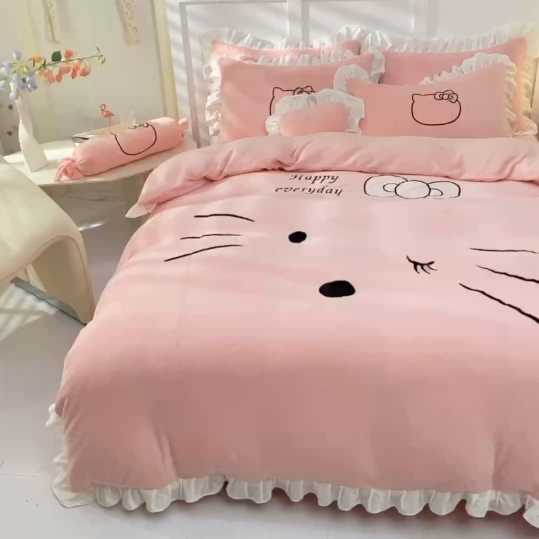 91家纺网 家纺一手货源 找家纺 丝印良品 2025新款高端牛奶绒卡通刺绣牛奶绒四件套 美美猫-粉