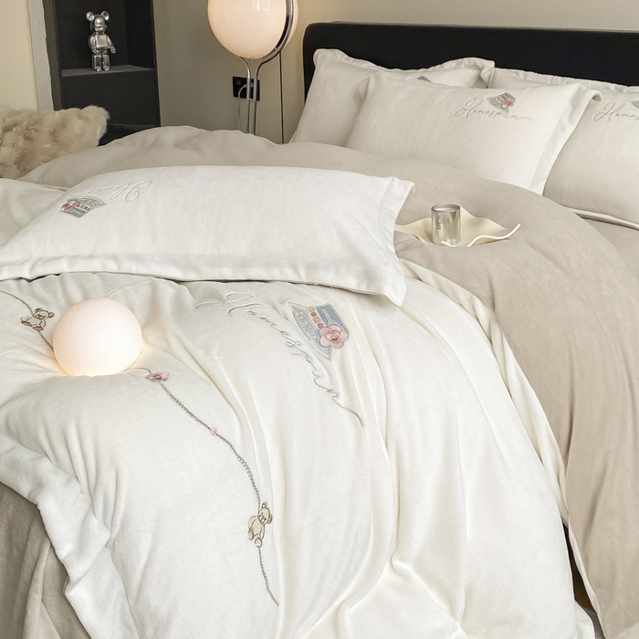 91家纺网 家纺一手货源 找家纺 丝印良品 2025新款秋冬加厚公主日记牛奶绒四件套 月白