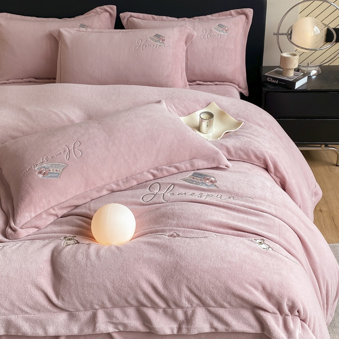 91家纺网 家纺一手货源 找家纺 丝印良品 2025新款秋冬加厚公主日记牛奶绒四件套 珊瑚粉