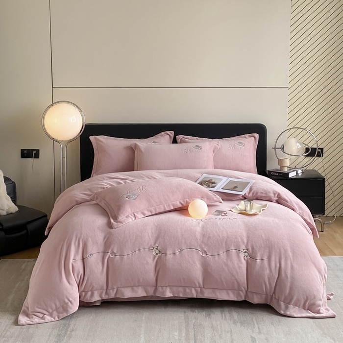 91家纺网 家纺一手货源 找家纺 丝印良品 2025新款秋冬加厚公主日记牛奶绒四件套 珊瑚粉