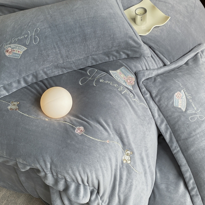 91家纺网 家纺一手货源 找家纺 丝印良品 2025新款秋冬加厚公主日记牛奶绒四件套 高级灰