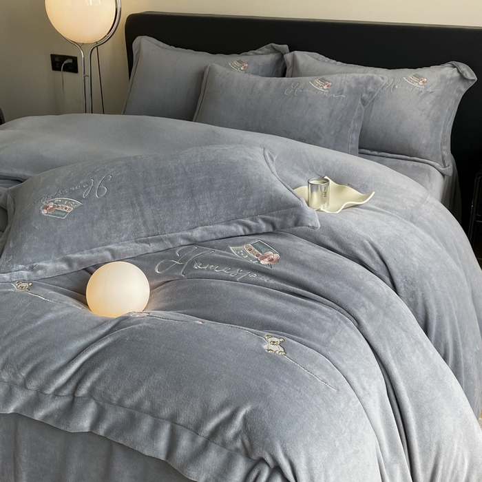 91家纺网 家纺一手货源 找家纺 丝印良品 2025新款秋冬加厚公主日记牛奶绒四件套 高级灰