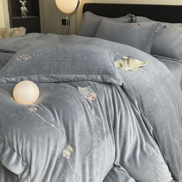 91家纺网 家纺一手货源 找家纺 丝印良品 2025新款秋冬加厚公主日记牛奶绒四件套 高级灰