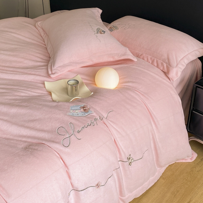 91家纺网 家纺一手货源 找家纺 丝印良品 2025新款秋冬加厚公主日记牛奶绒四件套 藕荷粉