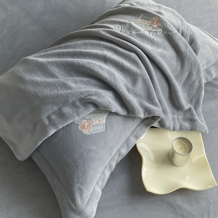 91家纺网 家纺一手货源 找家纺 丝印良品 2025新款秋冬加厚公主日记牛奶绒四件套 高级灰