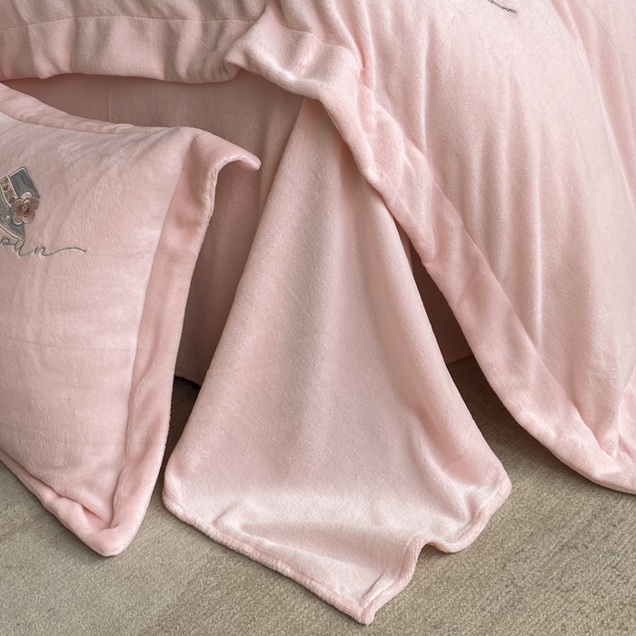 91家纺网 家纺一手货源 找家纺 丝印良品 2025新款秋冬加厚公主日记牛奶绒四件套 藕荷粉