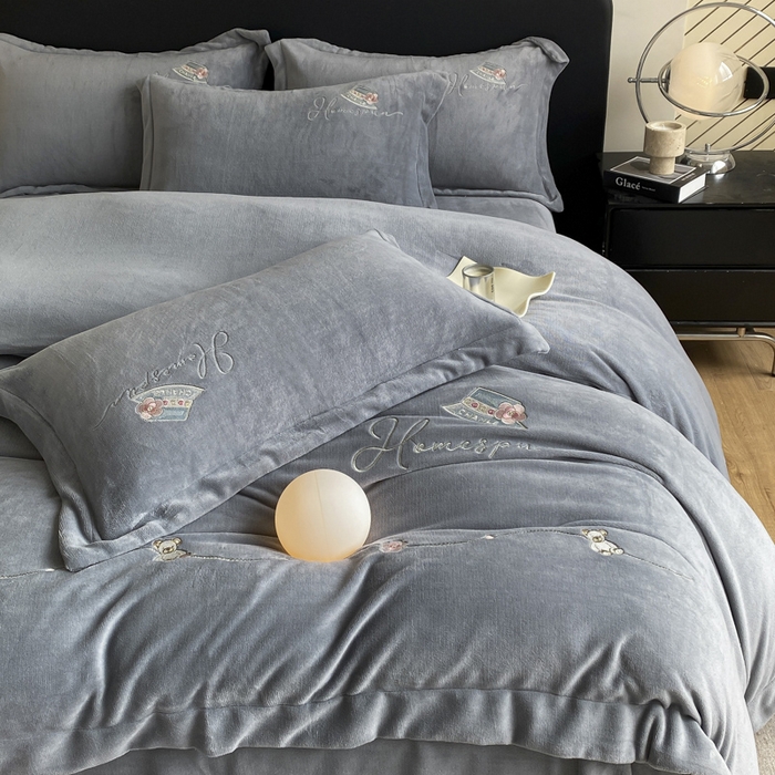 91家纺网 家纺一手货源 找家纺 丝印良品 2025新款秋冬加厚公主日记牛奶绒四件套 高级灰