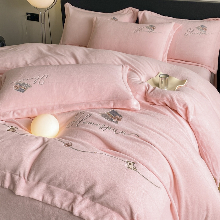 91家纺网 家纺一手货源 找家纺 丝印良品 2025新款秋冬加厚公主日记牛奶绒四件套 藕荷粉