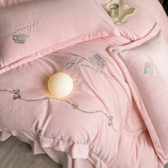 91家纺网 家纺一手货源 找家纺 丝印良品 2025新款秋冬加厚公主日记牛奶绒四件套 藕荷粉