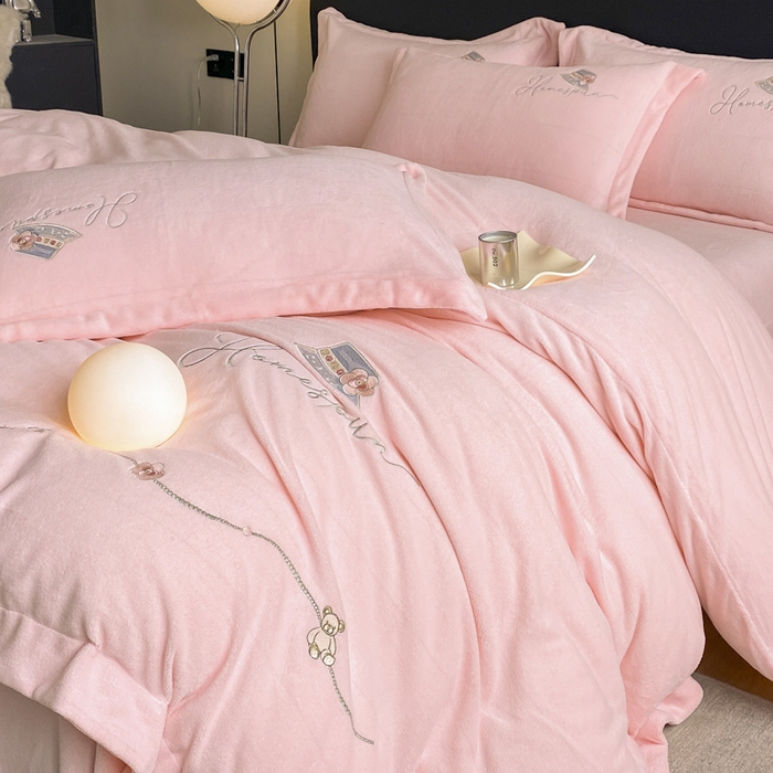 91家纺网 家纺一手货源 找家纺 丝印良品 2025新款秋冬加厚公主日记牛奶绒四件套 藕荷粉