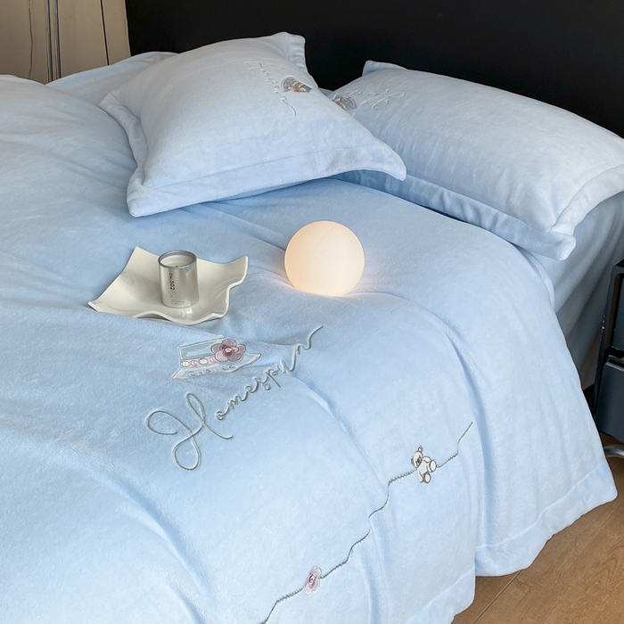 91家纺网 家纺一手货源 找家纺 丝印良品 2025新款秋冬加厚公主日记牛奶绒四件套 宁静蓝