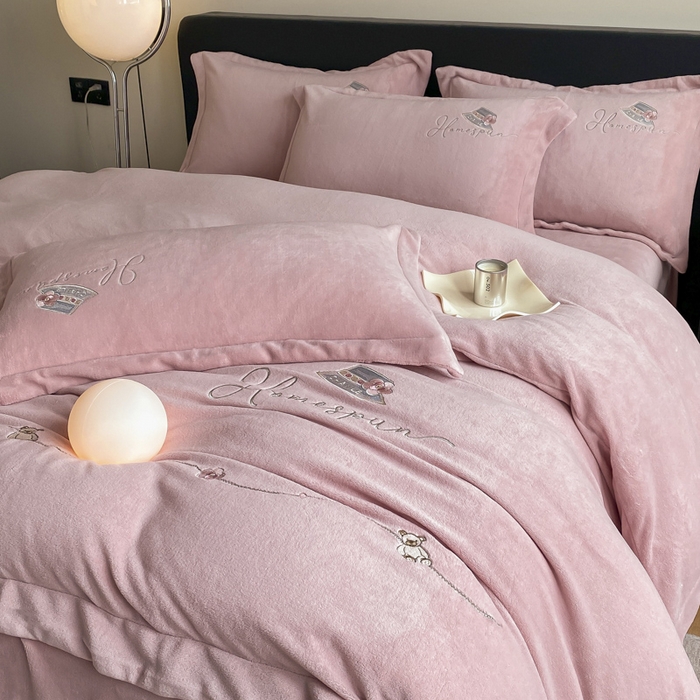 91家纺网 家纺一手货源 找家纺 丝印良品 2025新款秋冬加厚公主日记牛奶绒四件套 珊瑚粉