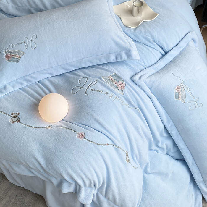 91家纺网 家纺一手货源 找家纺 丝印良品 2025新款秋冬加厚公主日记牛奶绒四件套 宁静蓝