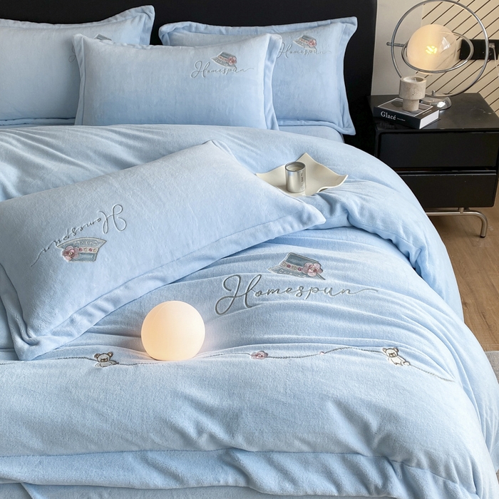 91家纺网 家纺一手货源 找家纺 丝印良品 2025新款秋冬加厚公主日记牛奶绒四件套 宁静蓝