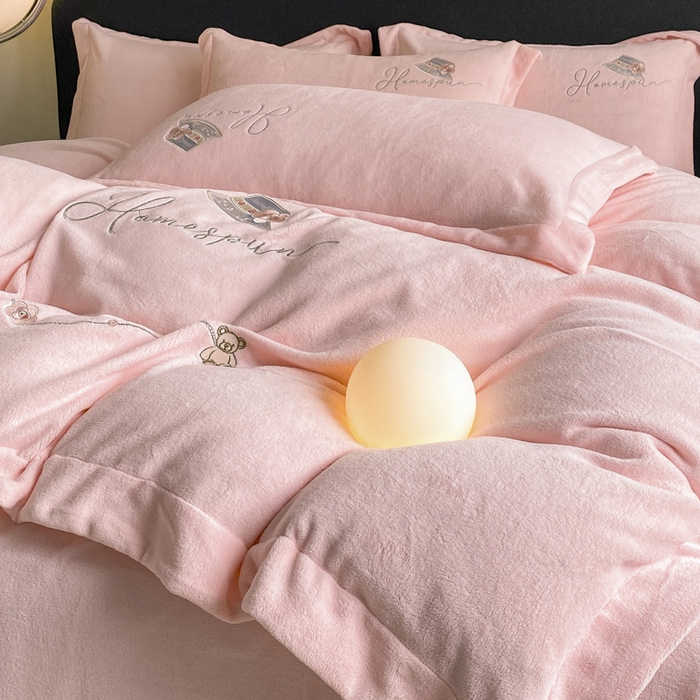 91家纺网 家纺一手货源 找家纺 丝印良品 2025新款秋冬加厚公主日记牛奶绒四件套 藕荷粉