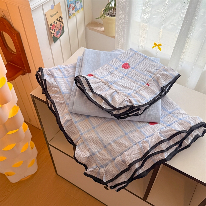 91家纺网 家纺一手货源 找家纺 森璐家纺 2025新款云感皱皱双层纱黑色包边四件套 黑边-格子草莓